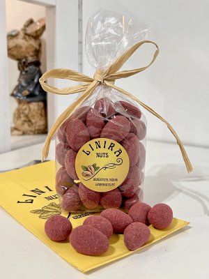 Mandeln in Milchschokolade mit Himbeerpulver